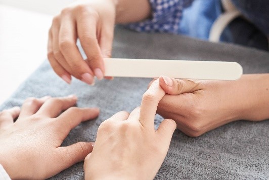 爪の形を整えている