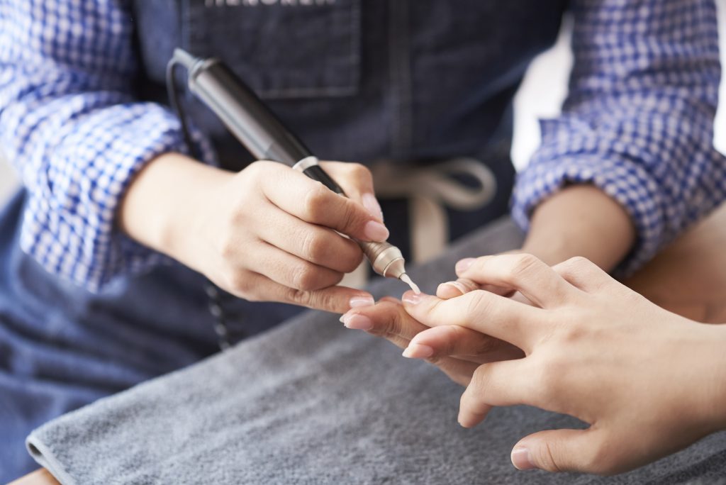 電動器具でケアをしている